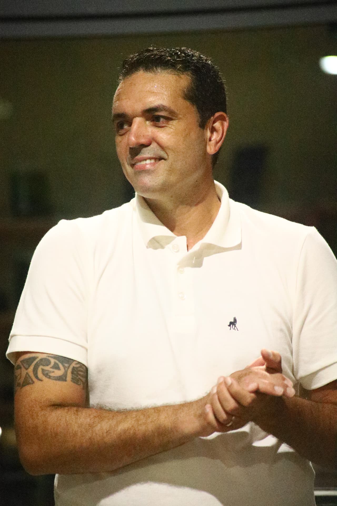 Douglas Campos conversando com apoiadores